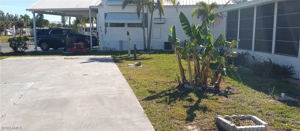 a view of a backyard