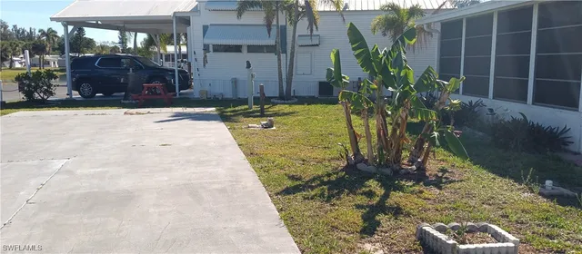 a view of a backyard