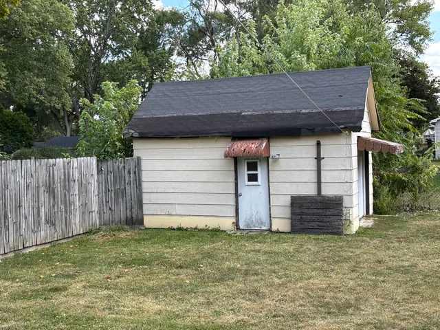 a view of a backyard