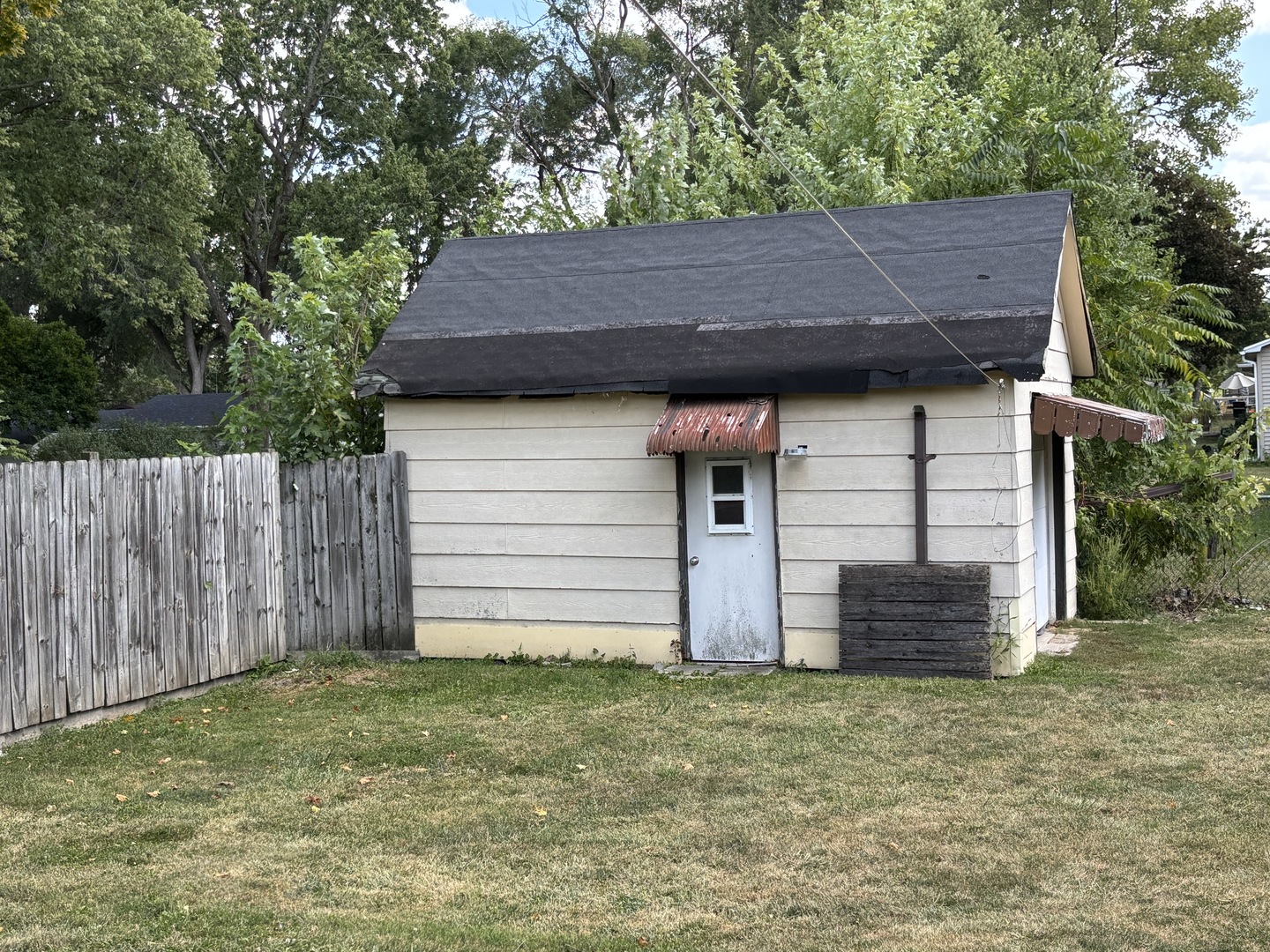 403 South Fall Street Paxton, IL 60957 - Photo 3 of 13 a view of a backyard