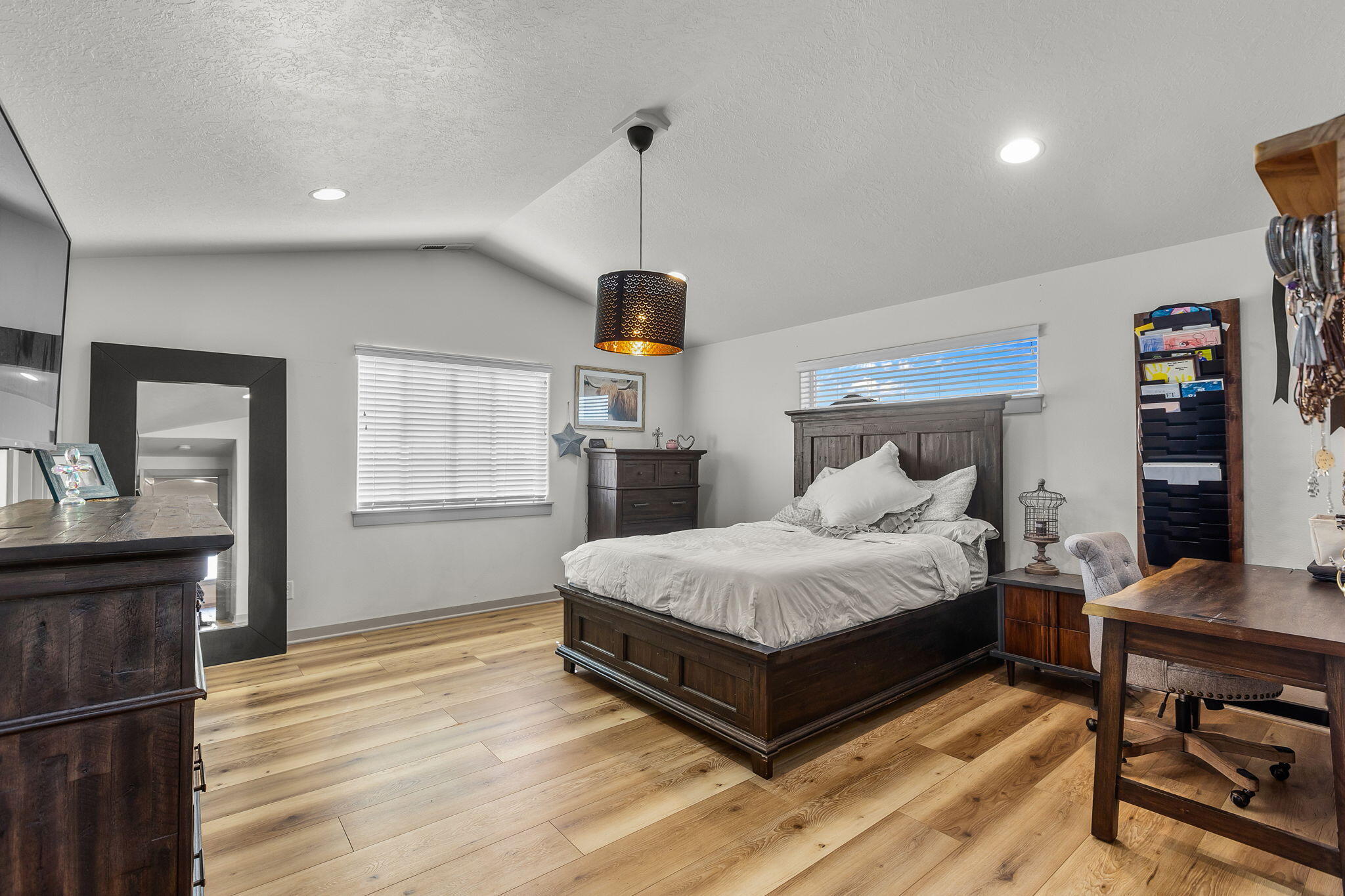 4476 Southwest Salmon Place Redmond, OR 97756 - Photo 26 of 43 2024_09_27_4476_sw_salmon_pl_rdm-14