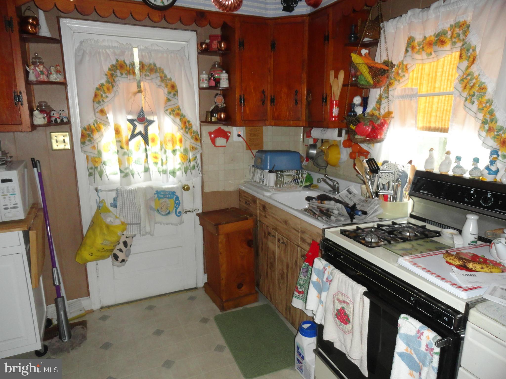 16015 Riffle Ford Road Gaithersburg, MD 20878 - Photo 4 of 16 Kitchen