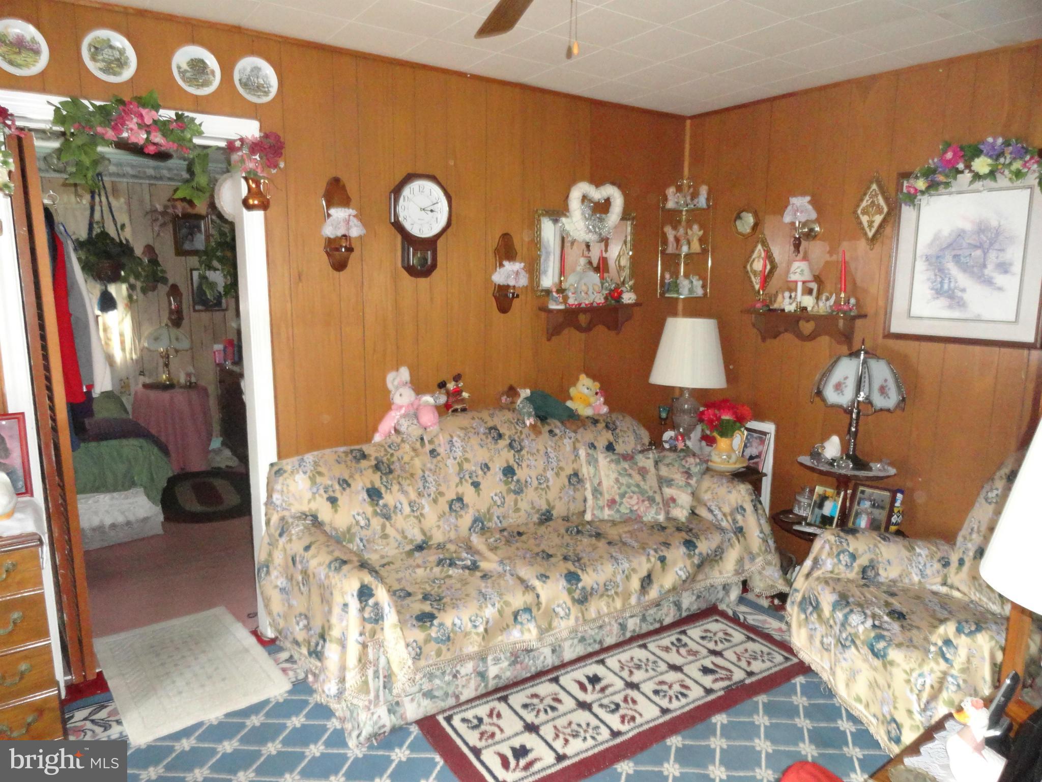 16015 Riffle Ford Road Gaithersburg, MD 20878 - Photo 5 of 16 Living Room