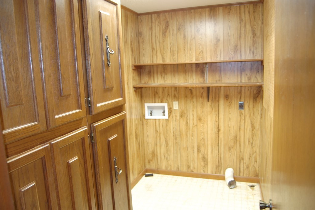 937 County Road 181 Decatur, TN 37322 - Photo 33 of 52 a bathroom with a shower curtain