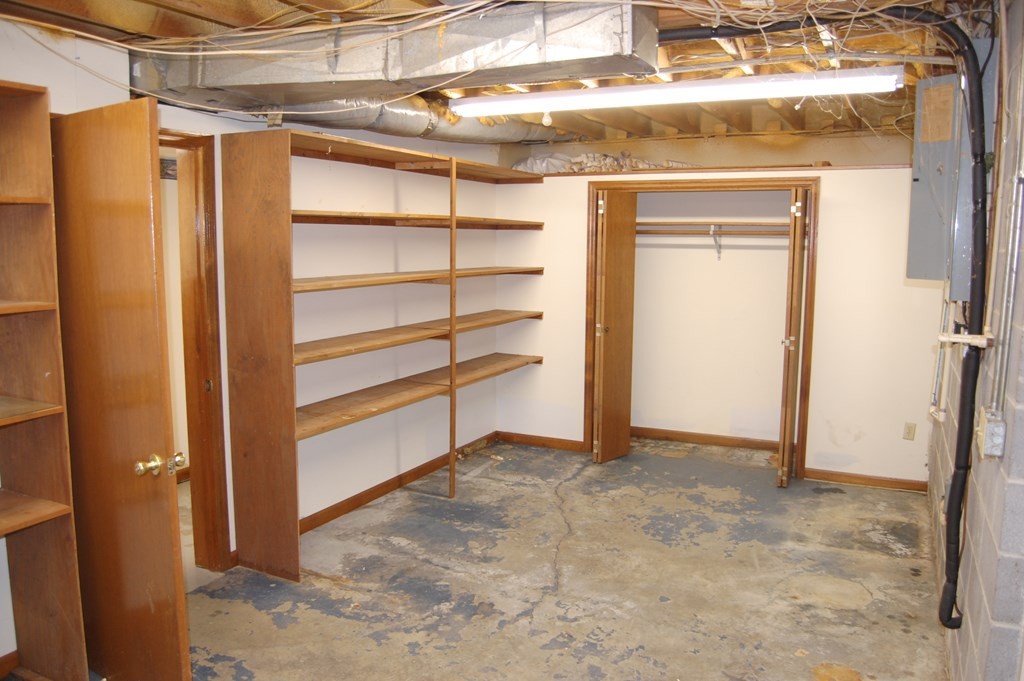 937 County Road 181 Decatur, TN 37322 - Photo 38 of 52 a view of walk in closet with empty racks