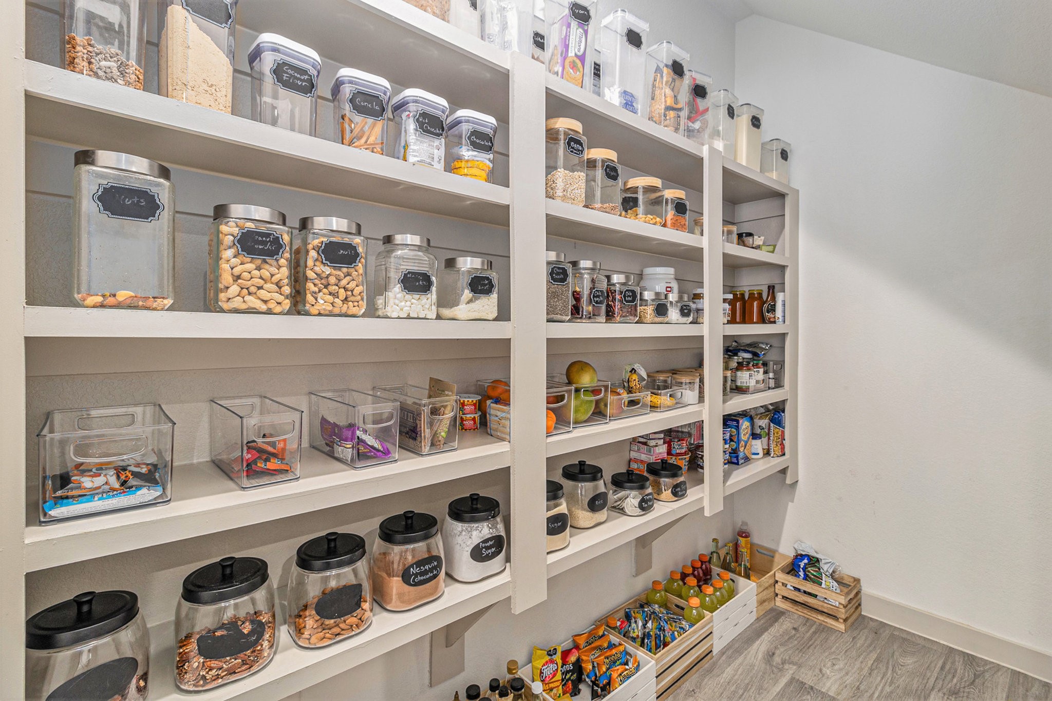 12823 Tokenhouse Lane Houston, TX 77047 - Photo 3 of 37 a shelf with books and knick knacks on it