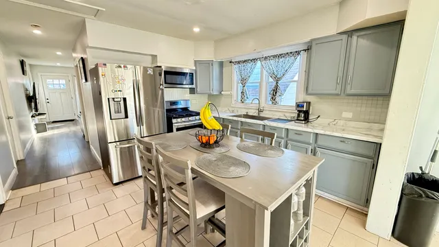 $277,500 | 1818 North 38th Avenue, Stone Park, IL 60165