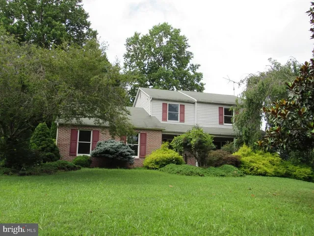 a view of a house with backyard and garden