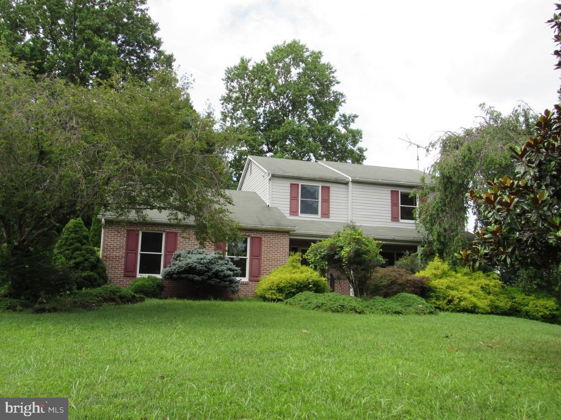 a view of a house with backyard and garden