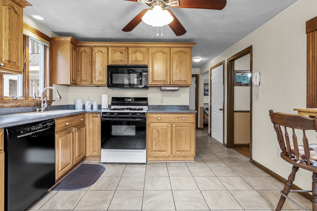 8 Portsmouth Road Amesbury, MA 01913 - Photo 13 of 37