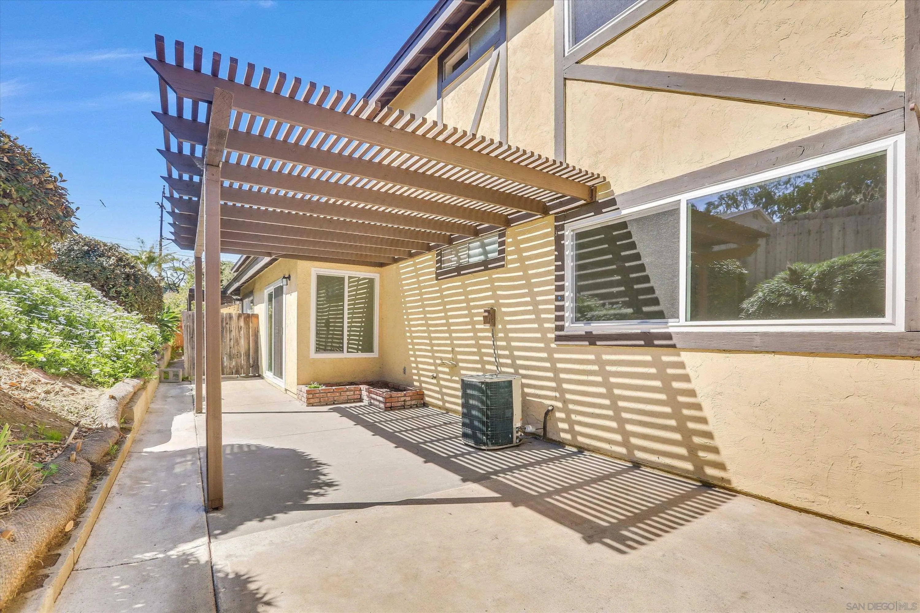 75 3rd Avenue, Unit 22 Chula Vista, CA 91910 - Photo 20 of 23 a porch with seating space