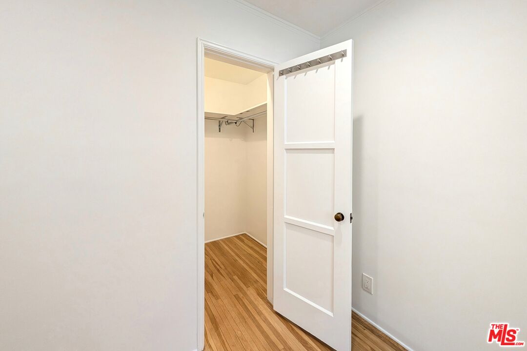 1030 5th Street, Unit C Santa Monica, CA 90403 - Photo 8 of 16 a bathroom with a bathtub