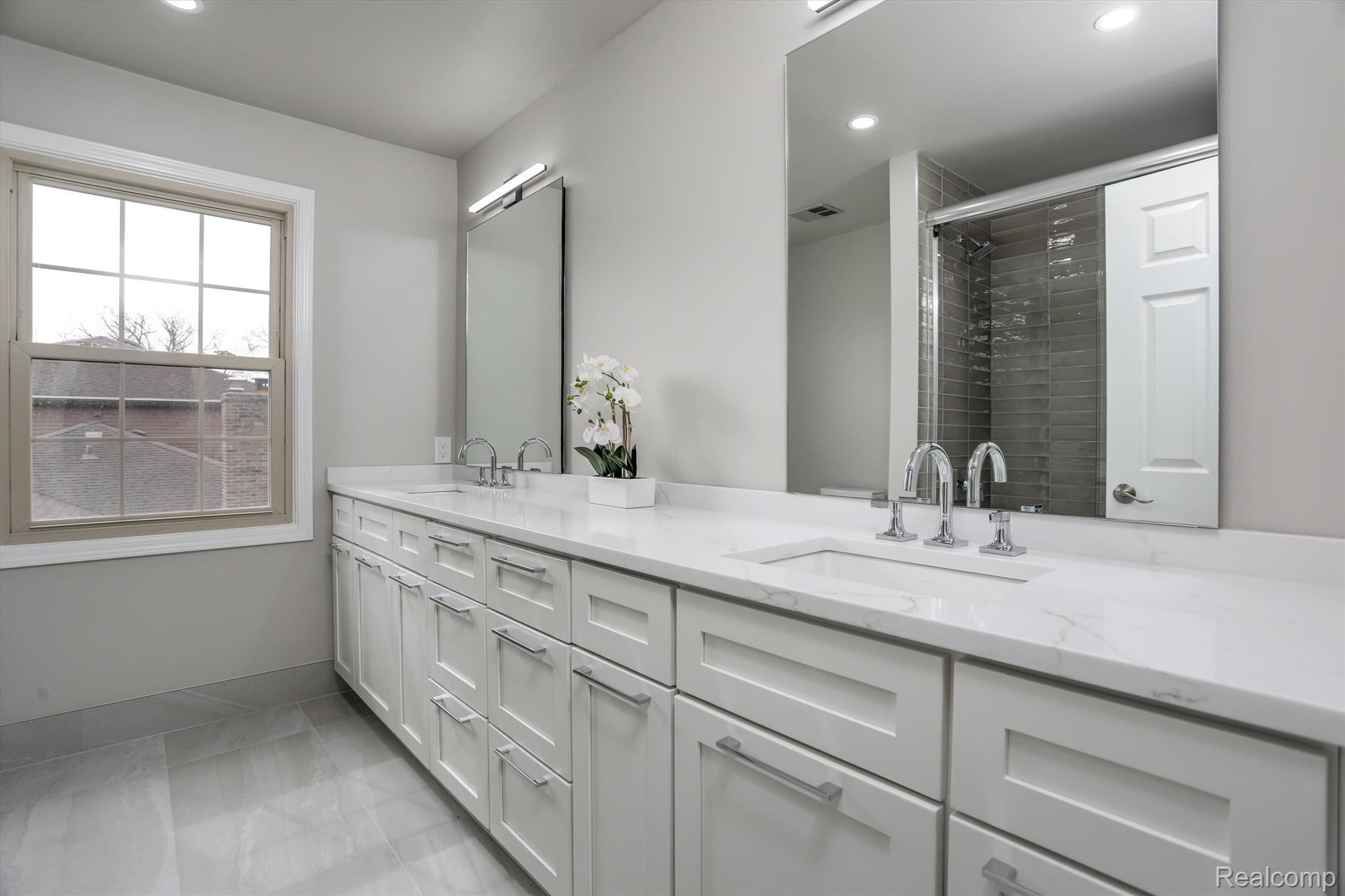 29477 Parkside Farmington, MI 48331 - Photo 23 of 36 New Full bath with soaking tub