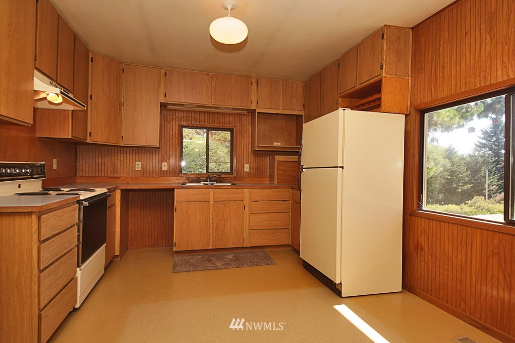 7966 Scatchet Head Road Clinton, WA 98236 - Photo 4 of 25 Gallery Image 4