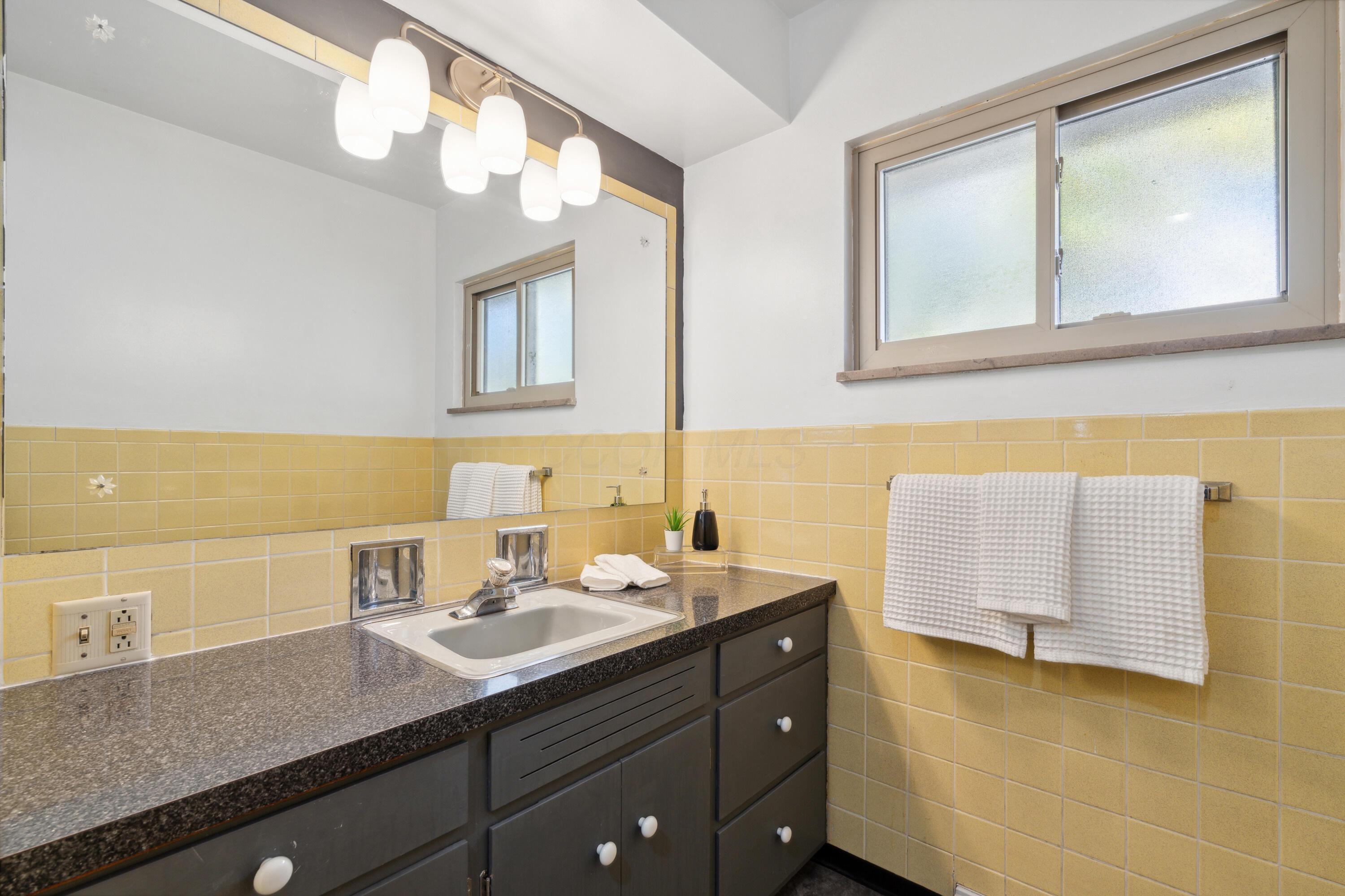 1479 Kenwick Road Columbus, OH 43209 - Photo 18 of 30 Hallway Full Bathroom