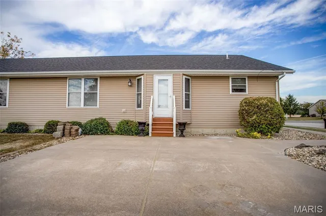 $350,000 | 10 Austin Court, Brighton, IL 62012