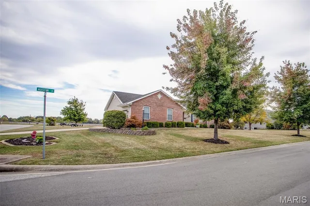 $350,000 | 10 Austin Court, Brighton, IL 62012