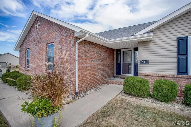 $350,000 | 10 Austin Court, Brighton, IL 62012