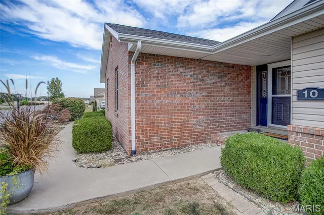 $350,000 | 10 Austin Court, Brighton, IL 62012
