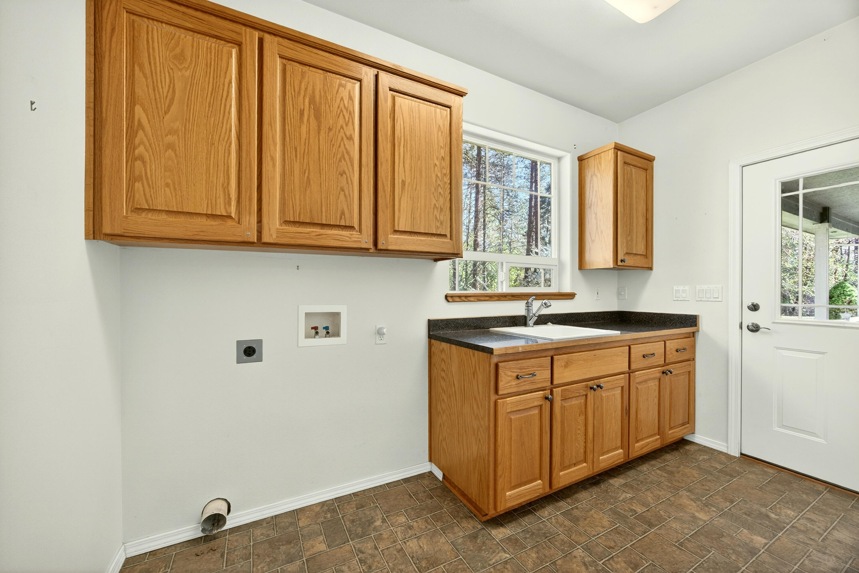150 Ridgefield Road Grants Pass, OR 97527 - Photo 24 of 34 Laundry room with half bathroom.
