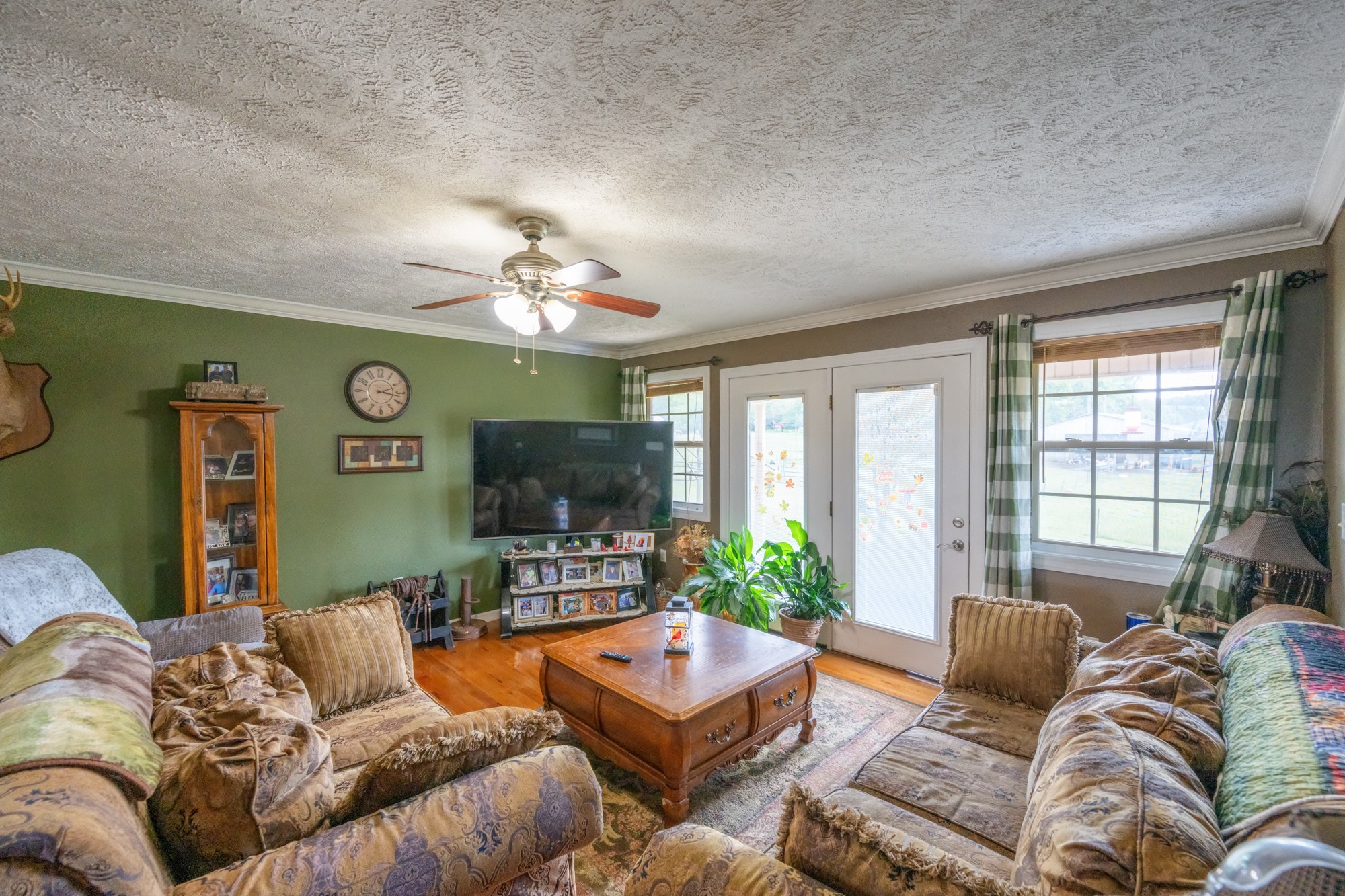 1354 Brandon Road Huntingdon, TN 38344 - Photo 31 of 37 a living room with furniture and a large window