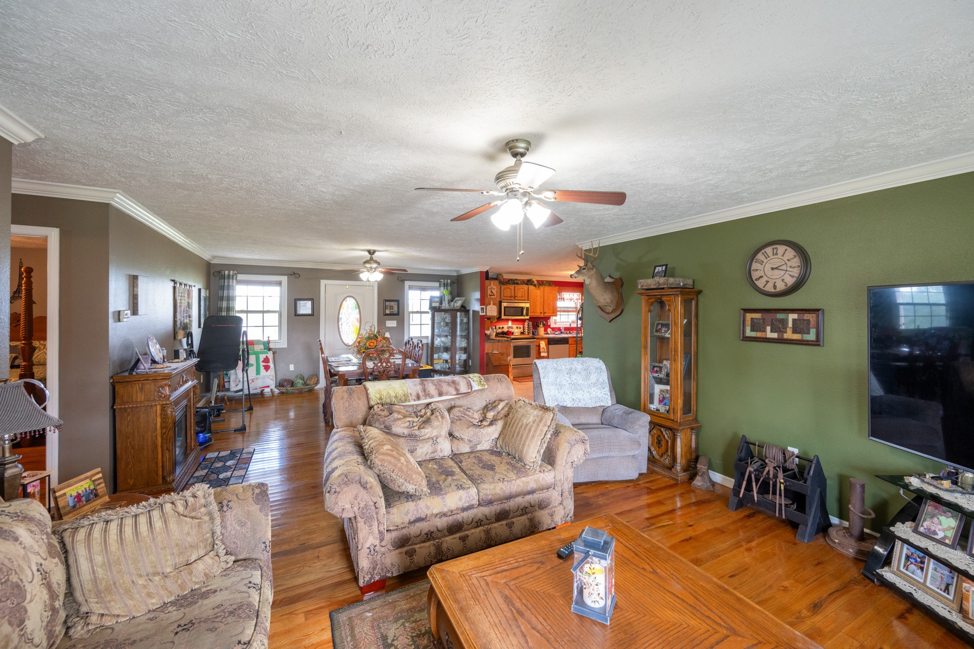 1354 Brandon Road Huntingdon, TN 38344 - Photo 32 of 37 a living room with furniture and a flat screen tv