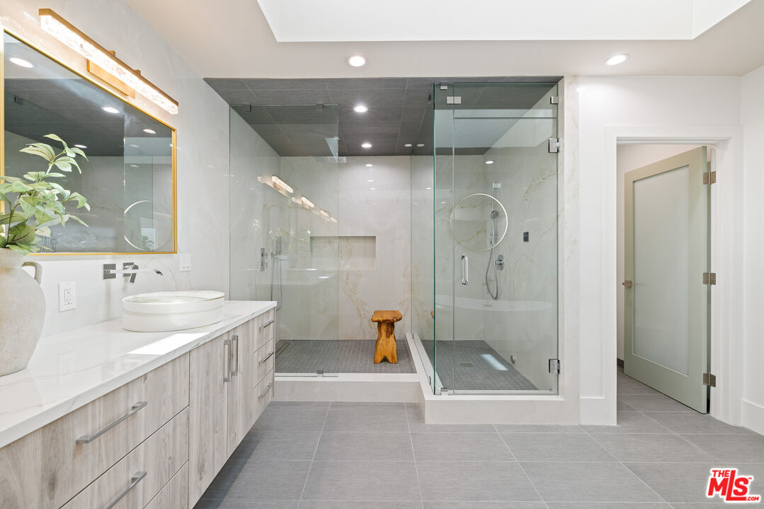 2256 Nichols Canyon Road Los Angeles, CA 90046 - Photo 23 of 45 a bathroom with a tub a sink and mirror