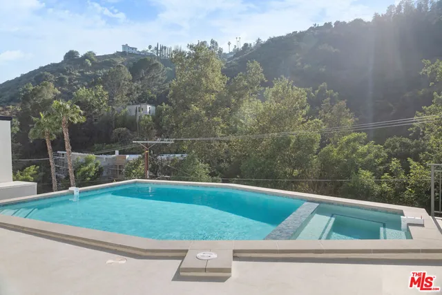 a view of a back yard