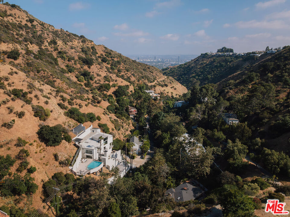 2256 Nichols Canyon Road Los Angeles, CA 90046 - Photo 37 of 45 a view of a building