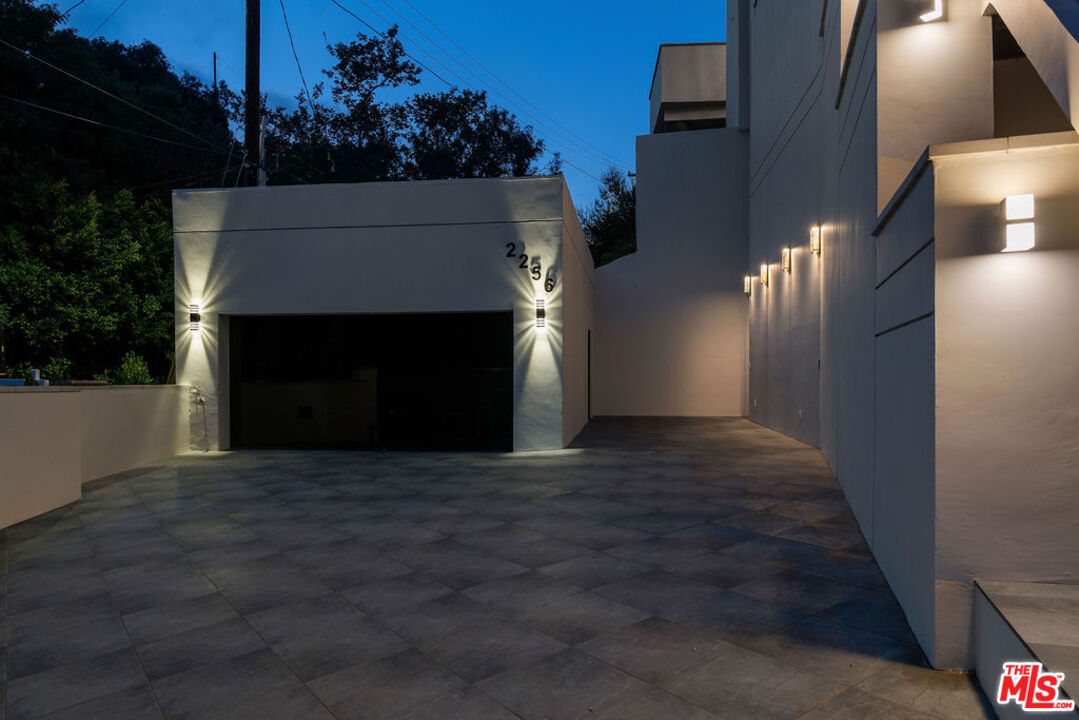 2256 Nichols Canyon Road Los Angeles, CA 90046 - Photo 41 of 45 a view of empty room