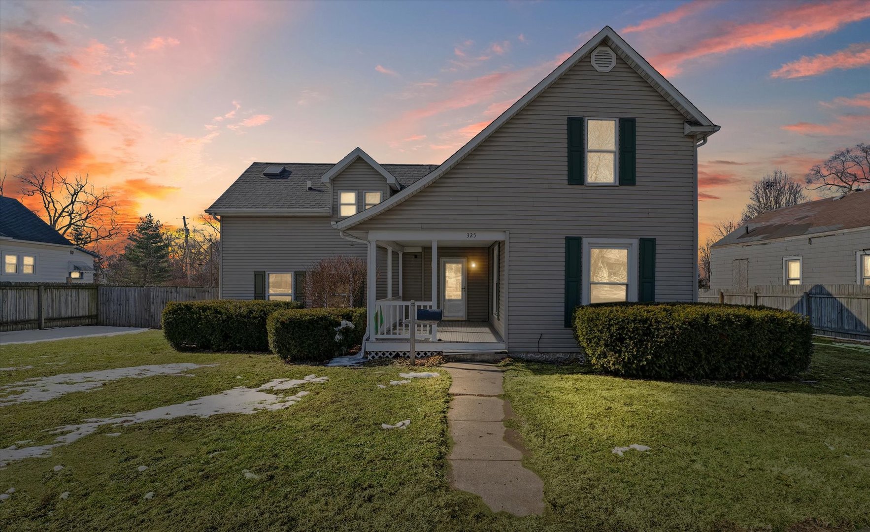 325 North Market Street Hoopeston, IL 60942 - Photo 1 of 35 a front view of a house with a yard