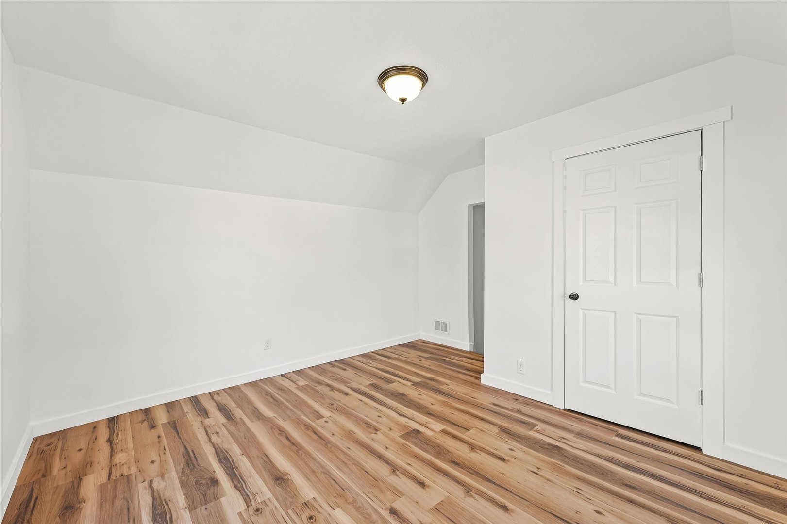 325 North Market Street Hoopeston, IL 60942 - Photo 23 of 35 a view of a room with wooden floor