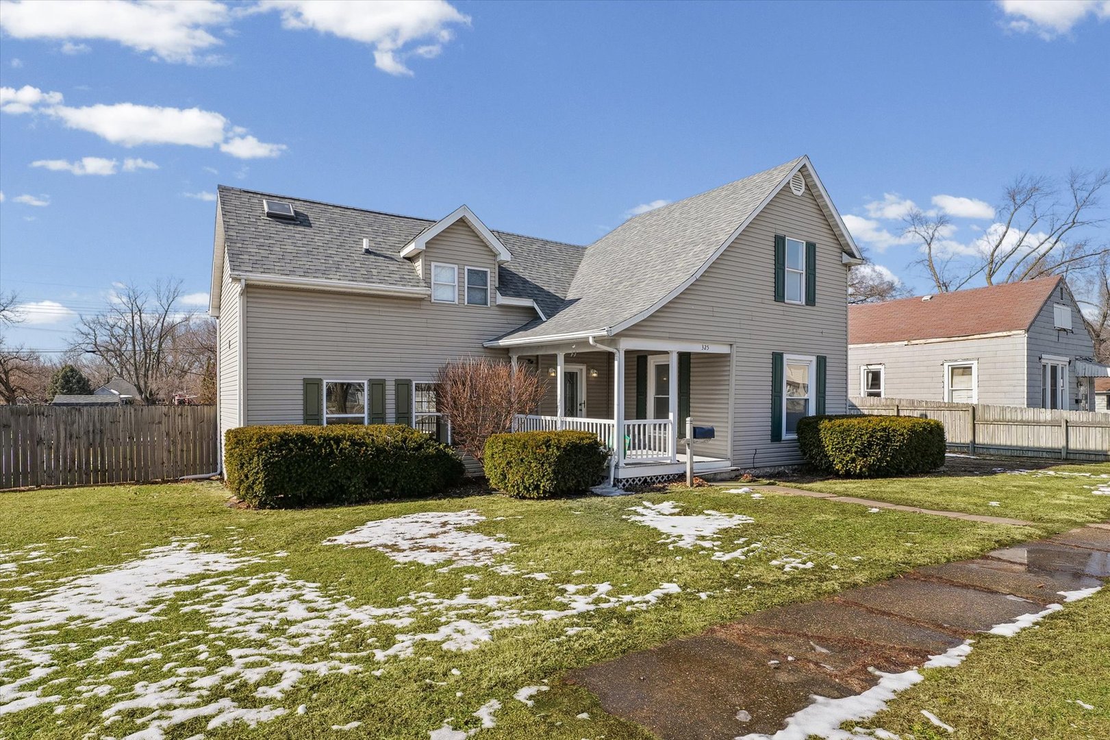 325 North Market Street Hoopeston, IL 60942 - Photo 3 of 35 a front view of a house with a yard