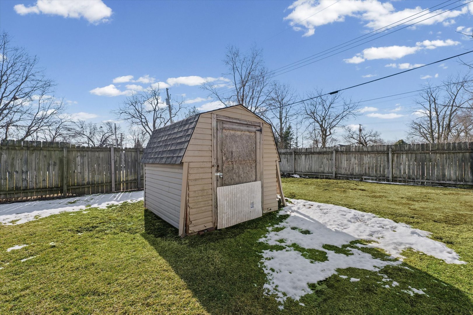 325 North Market Street Hoopeston, IL 60942 - Photo 32 of 35 a backyard of a house with table and chairs with wooden fence