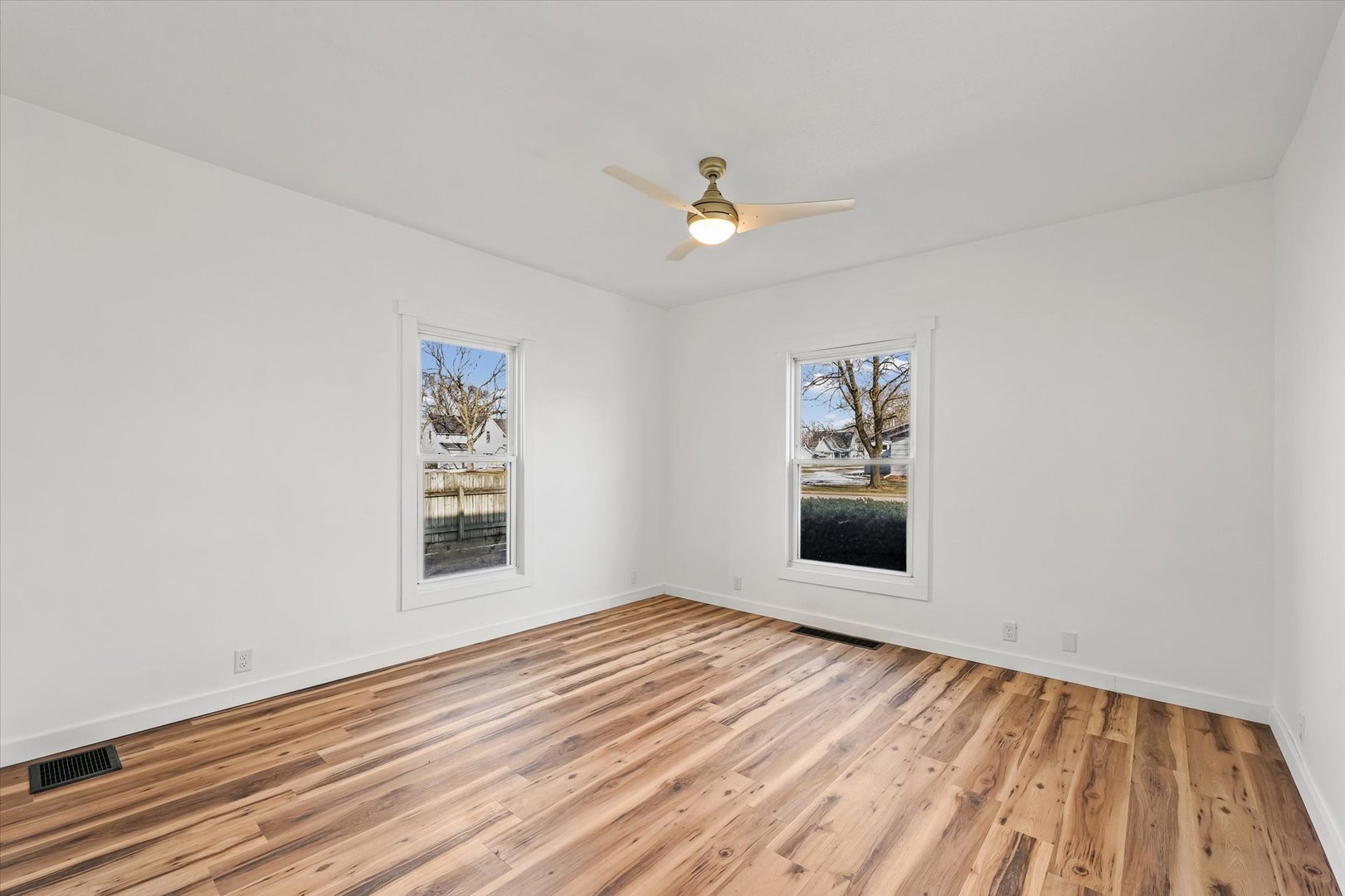325 North Market Street Hoopeston, IL 60942 - Photo 5 of 35 an empty room with windows