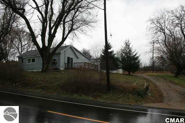 6135 South West County Line Road Blanchard, MI 49310 - Photo 19 of 25 1766680-18.JPG
