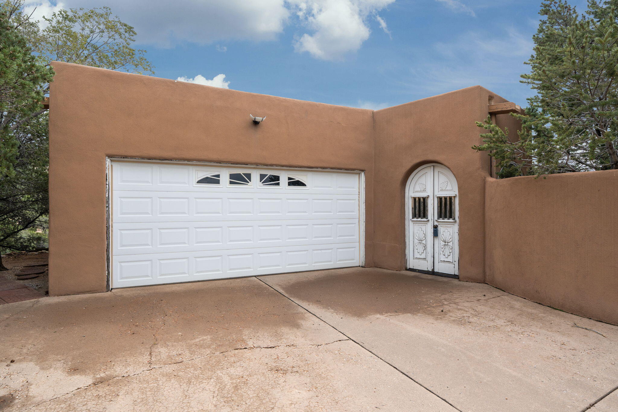 689 Gonzales Road Santa Fe, NM 87501 - Photo 1 of 46 Gallery Image 1