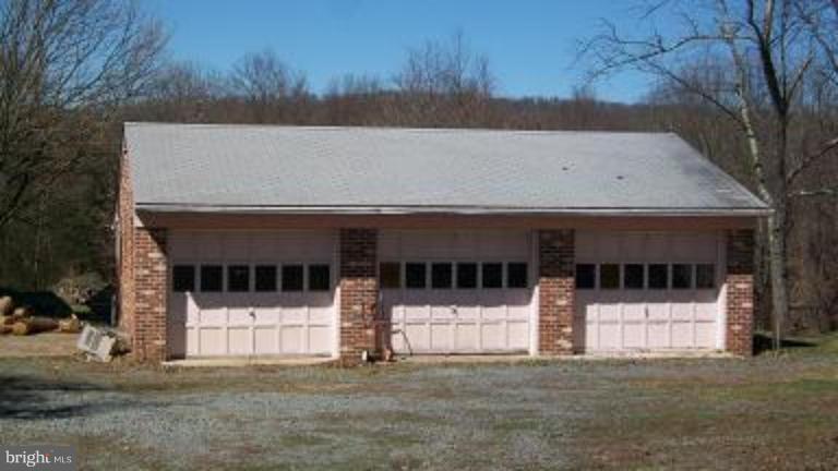 20407 Gleedsville Road Leesburg, VA 20175 - Photo 2 of 2 Garage 1