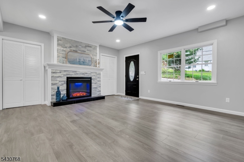 385 Maxim Drive Hopatcong, NJ 07821 - Photo 7 of 50