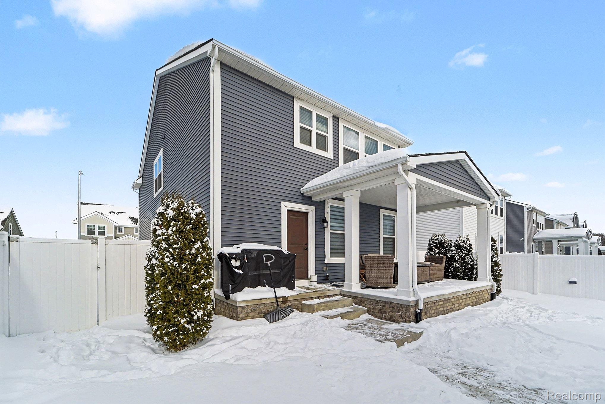2471 Massoit Road Royal Oak, MI 48073 - Photo 2 of 49 View of front facade featuring a gate