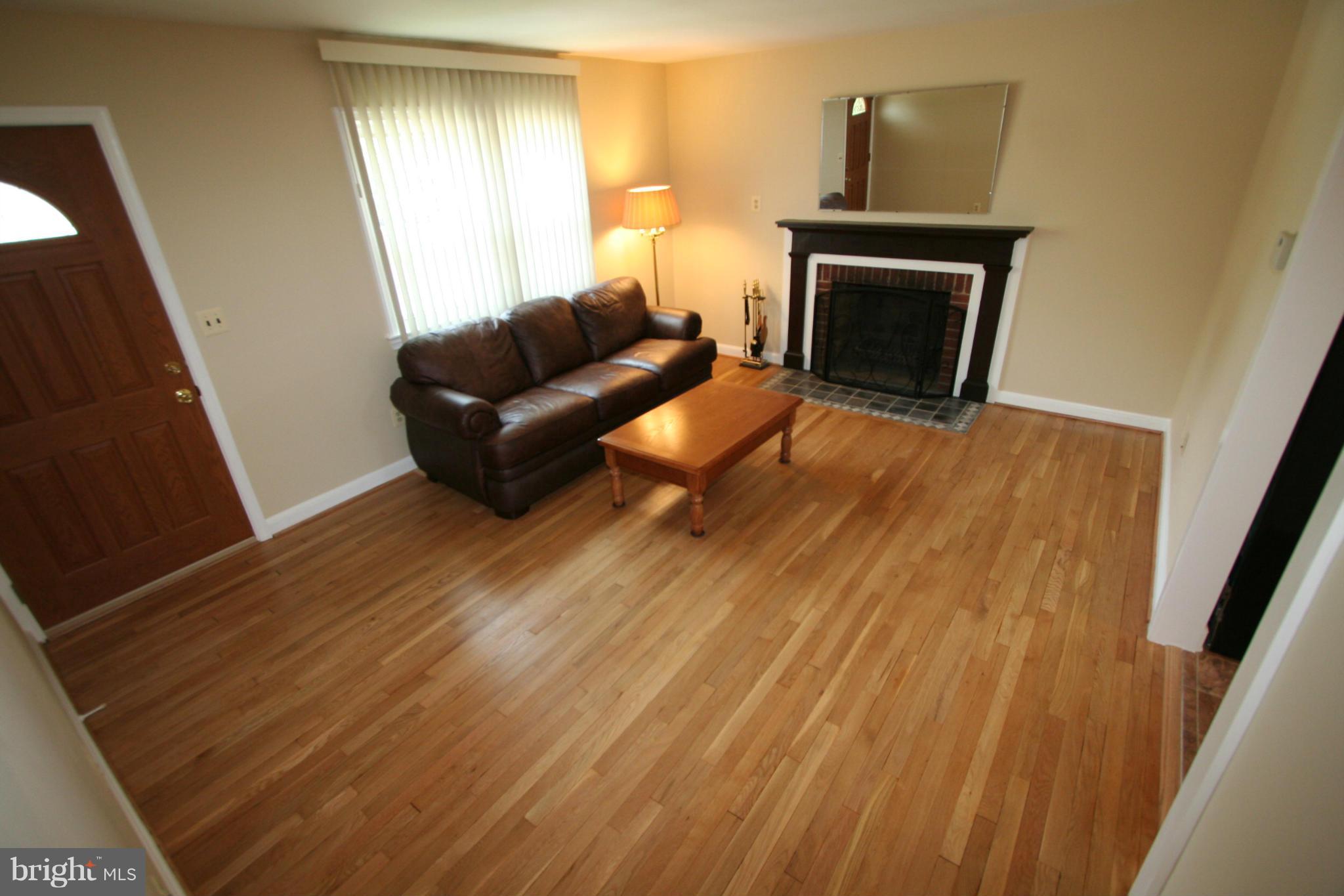 10514 Inwood Avenue Silver Spring, MD 20902 - Photo 9 of 30 Living Room