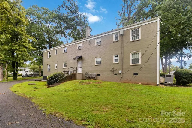 a view of a house with backyard