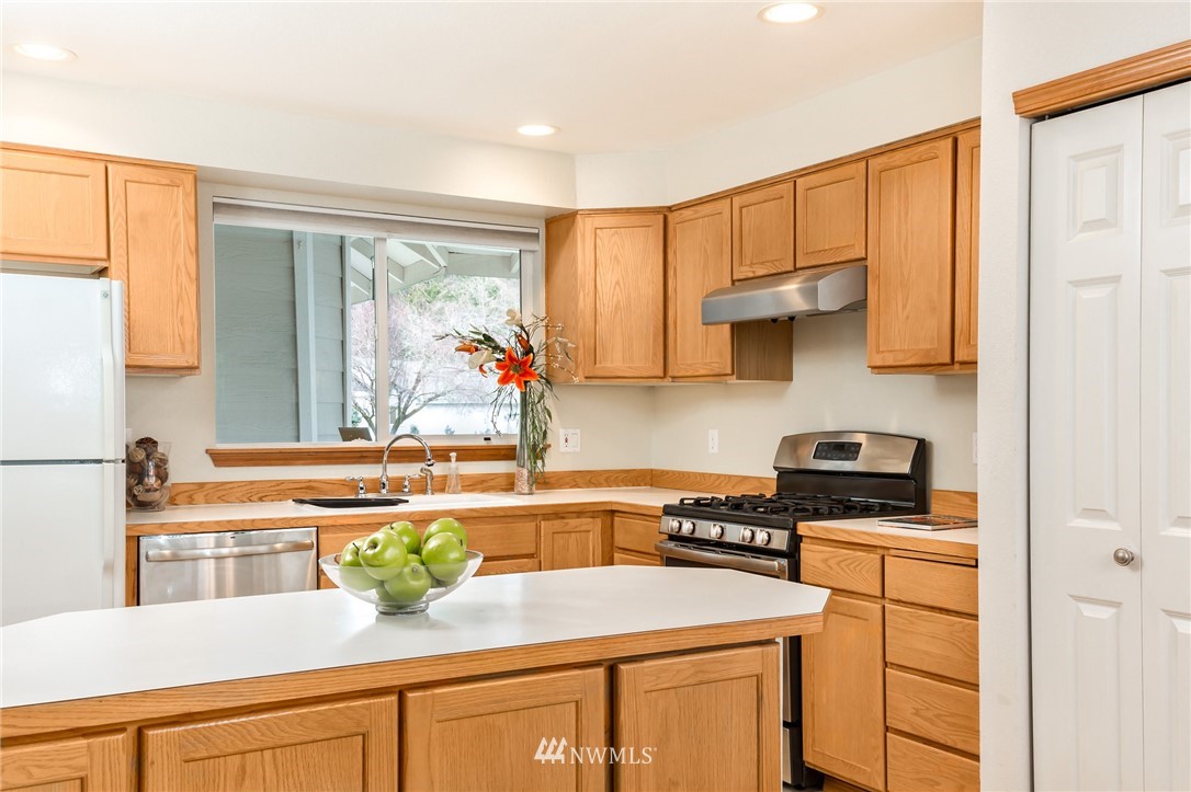 18706 22nd Drive Southeast Bothell, WA 98012 - Photo 4 of 17 Gallery Image 4