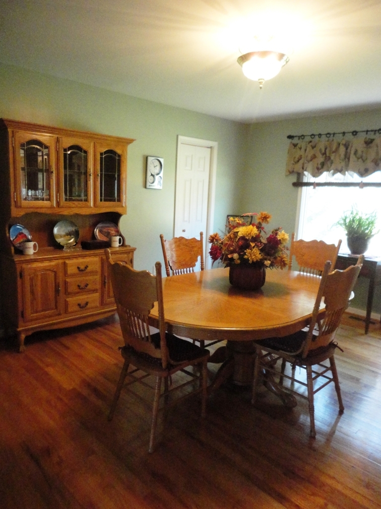 6016 Potts Creek Road Covington, VA 24426 - Photo 11 of 40 4dining room