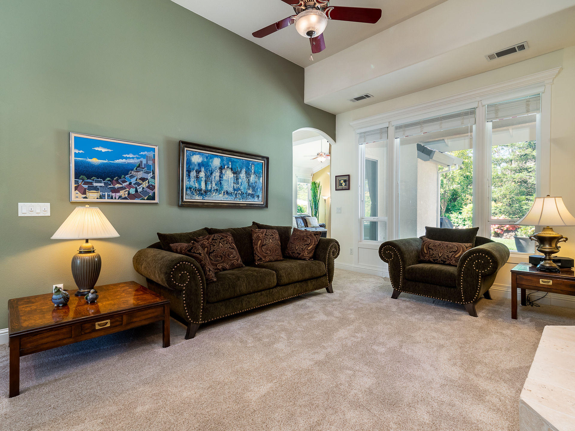 2637 La Rinconada Place Redding, CA 96002 - Photo 19 of 94 Living room