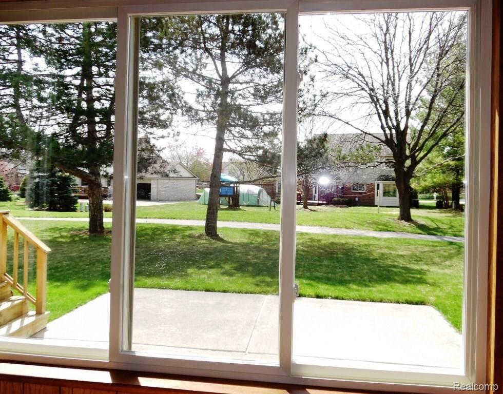 720 Shelley Drive Rochester, MI 48307 - Photo 12 of 23 View of Back Yard from Breakfast Nook