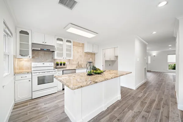 $2,650 | 6434 Burgoyne Dr., Unit 109, Houston, TX 77057