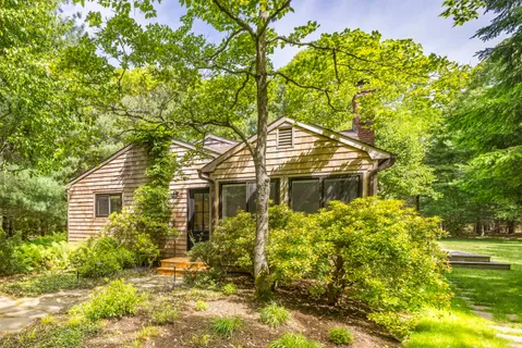 $1,799,000 | 60 Northwest Northwest Landing Road, East Hampton, NY 11937