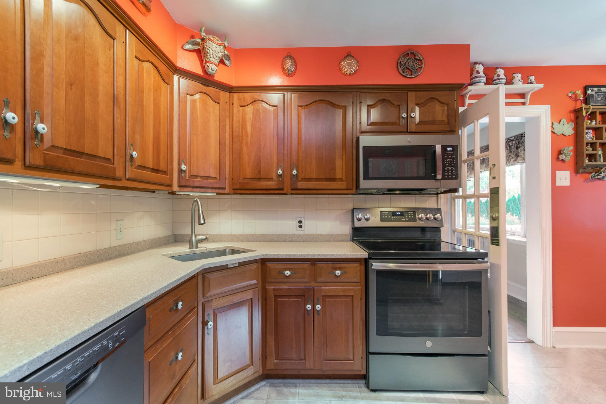 913 Gilbert Road Cheltenham, PA 19012 - Photo 19 of 36 Eat-In Kitchen