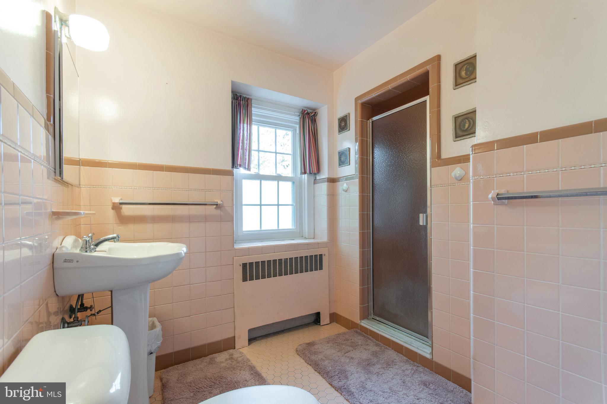 913 Gilbert Road Cheltenham, PA 19012 - Photo 31 of 36 2nd Floor Bathroom